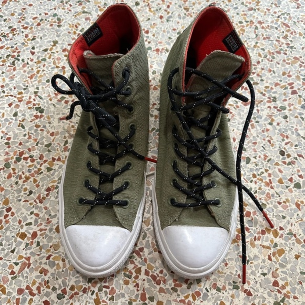 EUC Men rare chuck Taylor converse